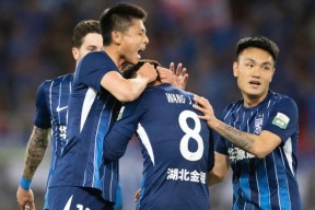 爱游戏娱乐平台 -亚冠今晚走向成谜，武汉三镇刷新队史纪录，更衣室稳定，身体对抗强度拉满 