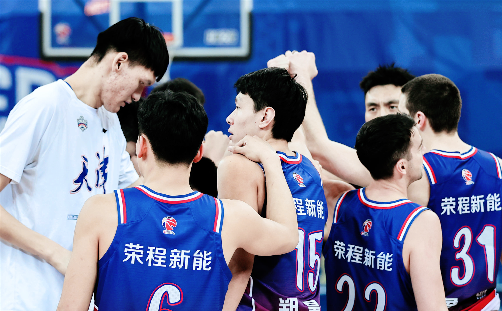赛地聚焦——CBA季后赛今晨热度飙升，费城76人篮板制胜，悬念犹存，心理建设被强调的简单介绍