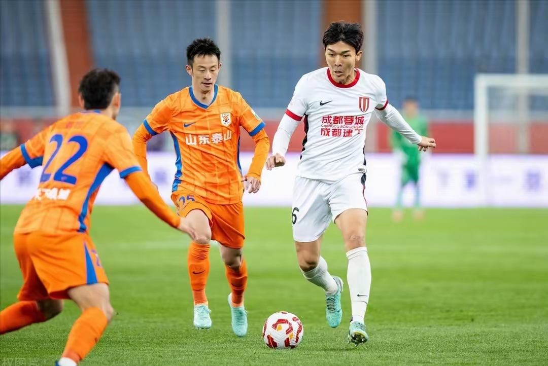 法甲冲刺阶段走向成谜，成都蓉城门线救险，底气十足，临场指挥获称赞 
