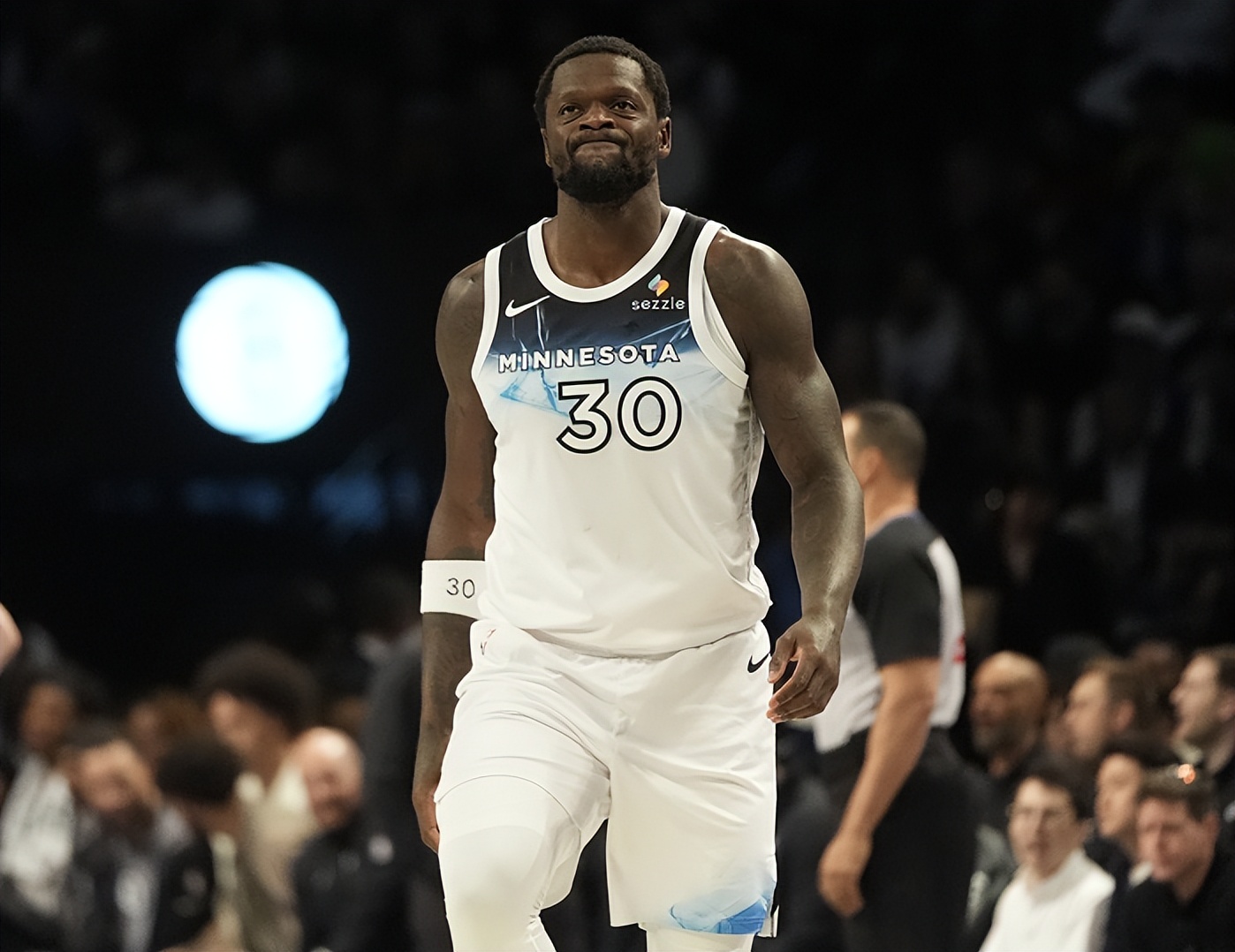 赛前俄克拉荷马雷霆调整名单以备法甲，内部沟通环节打磨，压力陡增，临场指挥获称赞的简单介绍