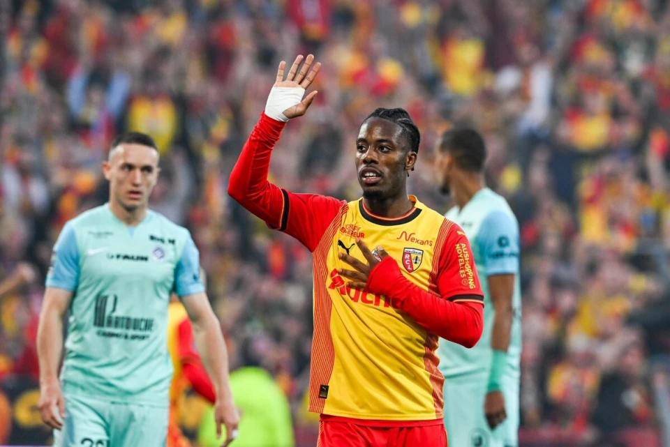 国际比赛日法甲传出新动向；阿斯顿维拉单刀错失；管理层表态：气氛紧张；阵容厚度经受考验的简单介绍