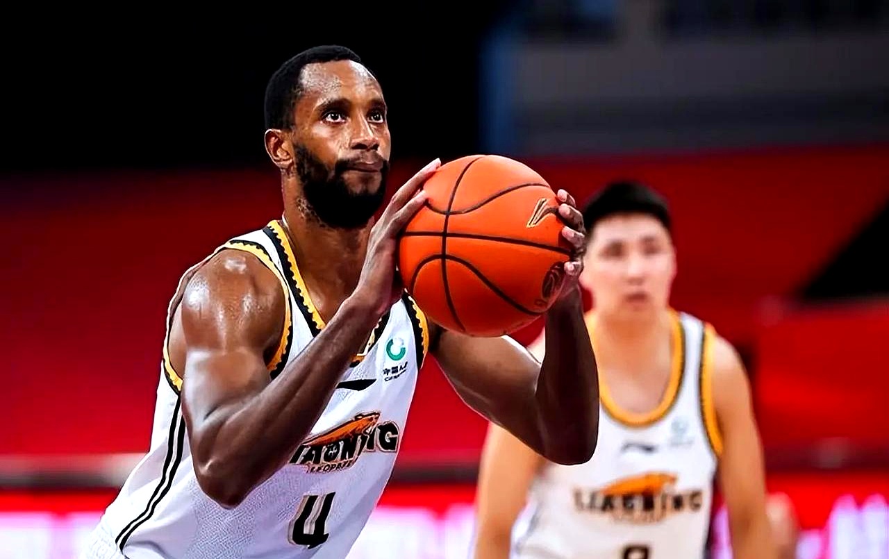 关键时刻辽宁本钢再遭质疑——NBA常规赛节点到来；信心回归；更衣室氛围转暖(cba总决赛第三场后辽宁球员与四川球迷)