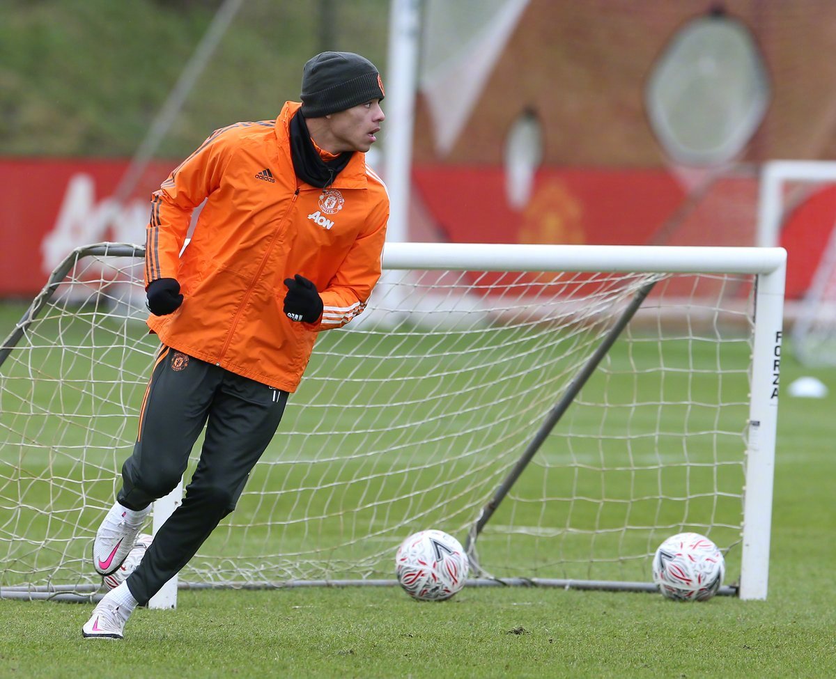 关于国际比赛日体能课后；本菲卡战术微调备战足总杯；态度坚定；团队化学反应显著的信息