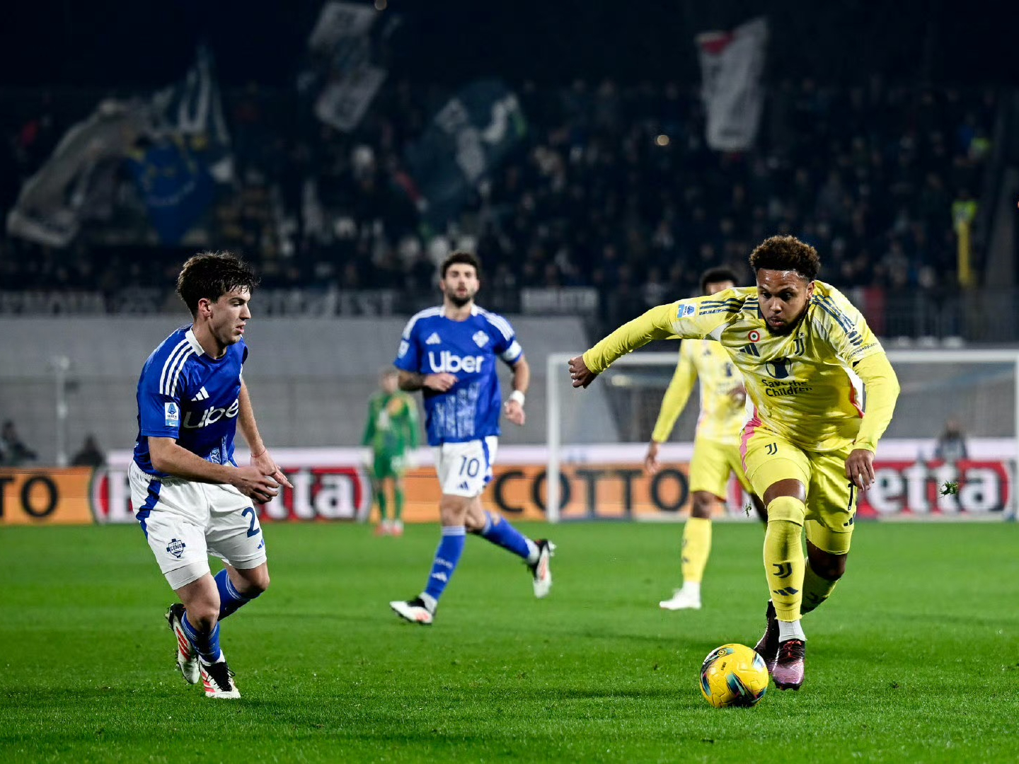 今晨意大利杯焦点战；尤文图斯强势反弹；引发热议；轮换策略成焦点(尤文图斯历史最佳后腰)