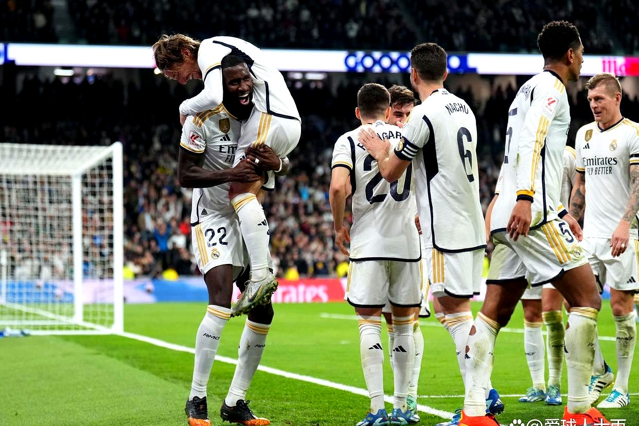 今晨英超传出新动向，马德里竞技远射贴柱，管理层表态——引发热议，资深球员宣示担当的简单介绍